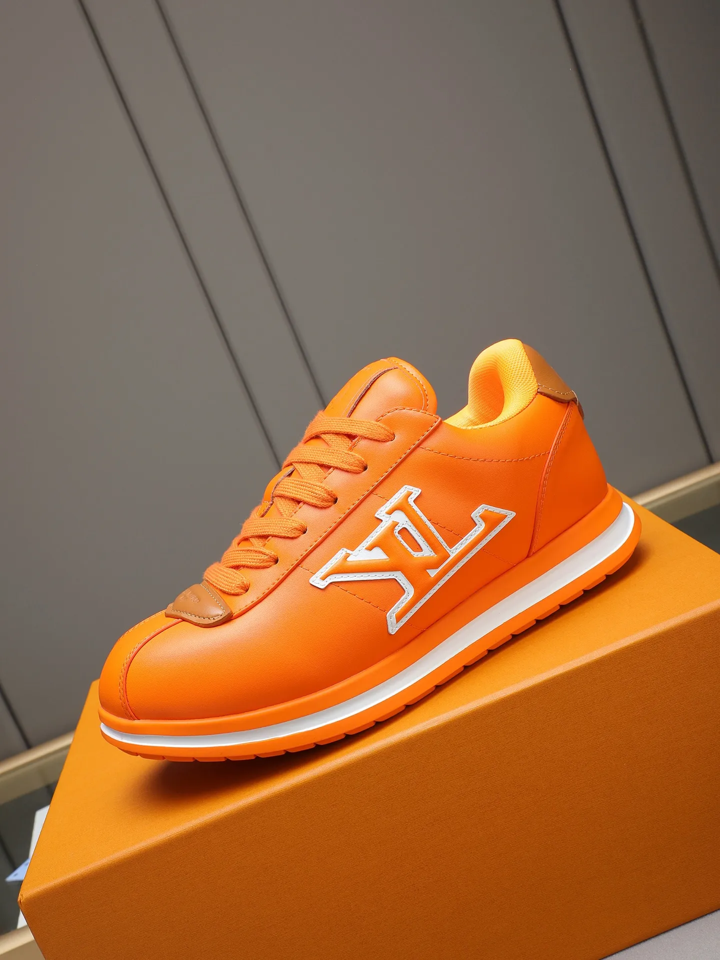 PP560 LV Louis Vuitton L Jialu Brand Runner Tatic Series Thick-soled Casual Sports Shoes Running Shoes Original purchase, development and production This LV Runner Tatic sports shoe combines technical materials such as mesh fabric and ribbons to interpret the inspiration of traditional mountaineering shoes. LV letters are written on one side, the lariat buckle of the quick lacing system is embellished with Monogram flowers and Louis Vuitton logos, and the light and wear-resistant rubber outsole completes the whole. ▪️Fabric: Original imported cowhide + mesh ▪️Inner lining: Original customized breathable mesh ▪️Sole: Original open-molded anti-slip rubber combination material ▪️Size: Men's 38-44 (customized for 45 and 46)
